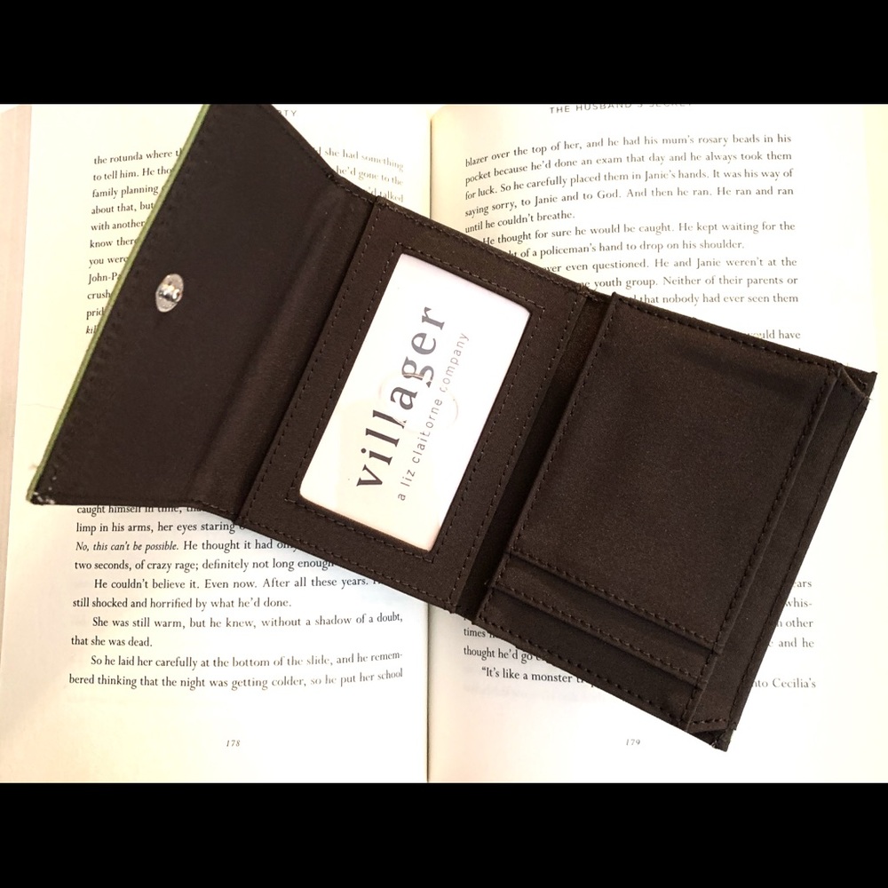 NWT VILLAGER LIZ CLAIBORNE GREEN TRIFOLD WALLET - Picture 4 of 6